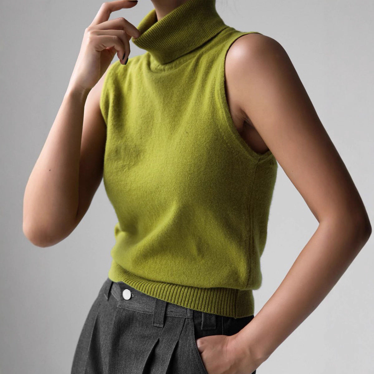 Eleanor Women's Cashmere Sleeveless Turtleneck Top